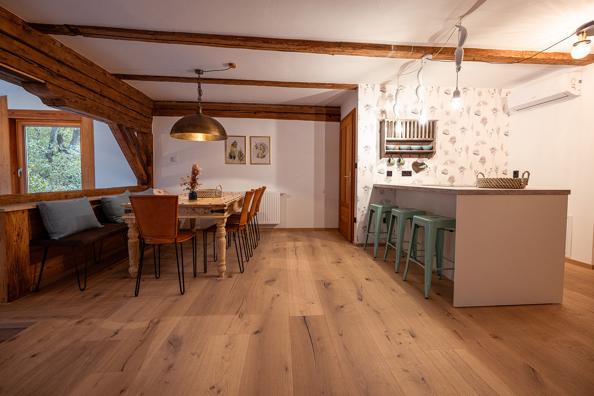 Küchen- und Essbereich der Wohnung Anna mit Theke und Barhockern
