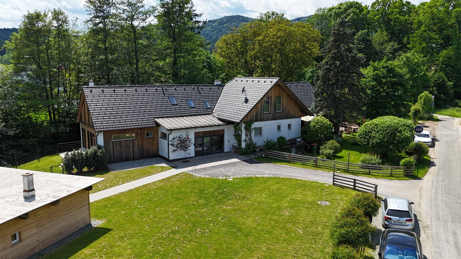 Das Anwesen von Johann & Anna mit Zufahrt und Wiese aus der Luft