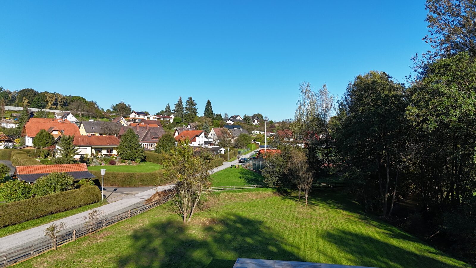Wiese und Ortsrand von Stainz aus der Luft