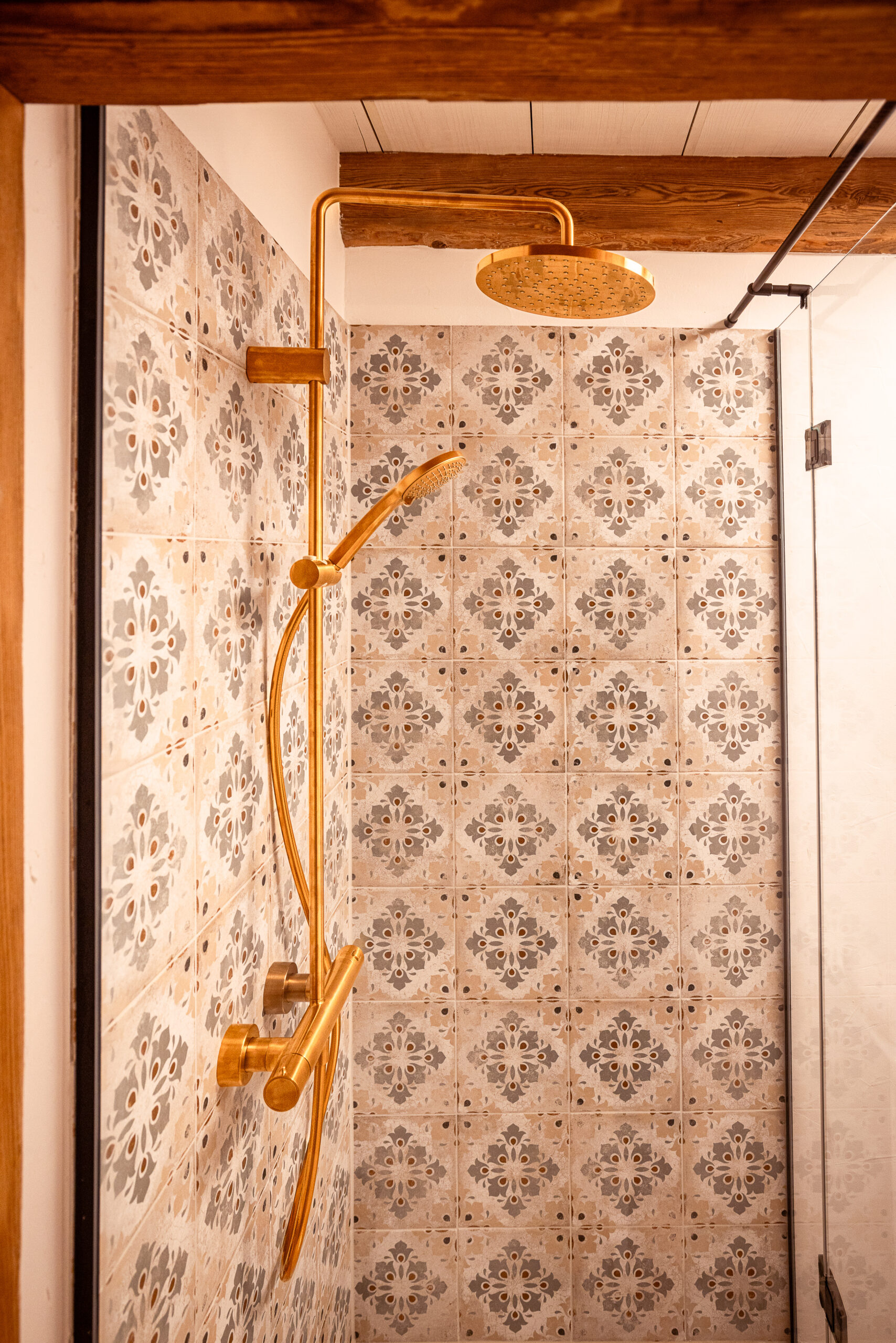 Retro gefliestes Duschbad mit Messing-Armaturen in der Wohnung Anna